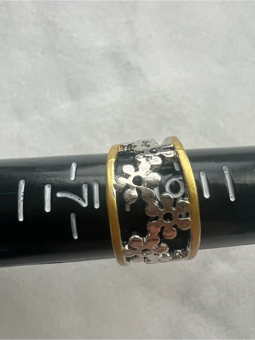 Two-Tone Floral Band Ring - Gold & Silver nip